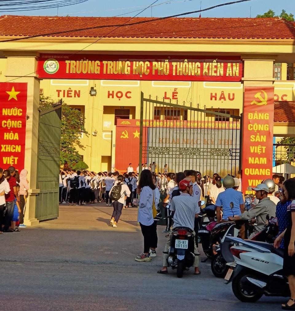 Ngay từ sáng sớm các thí sinh đã có mặt tại điểm thi trường THPT Kiến An