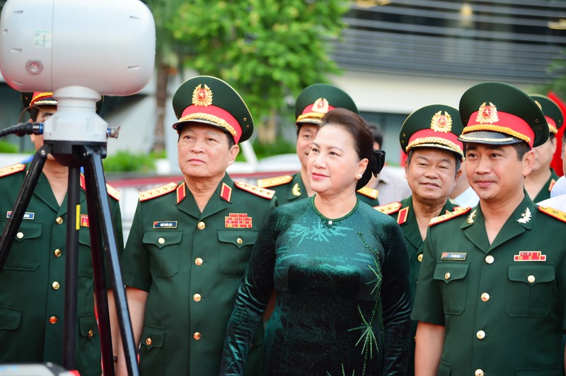 Chủ tịch Quốc hội thăm và làm việc tại Viettel. Ảnh: Nguyễn Tuấn