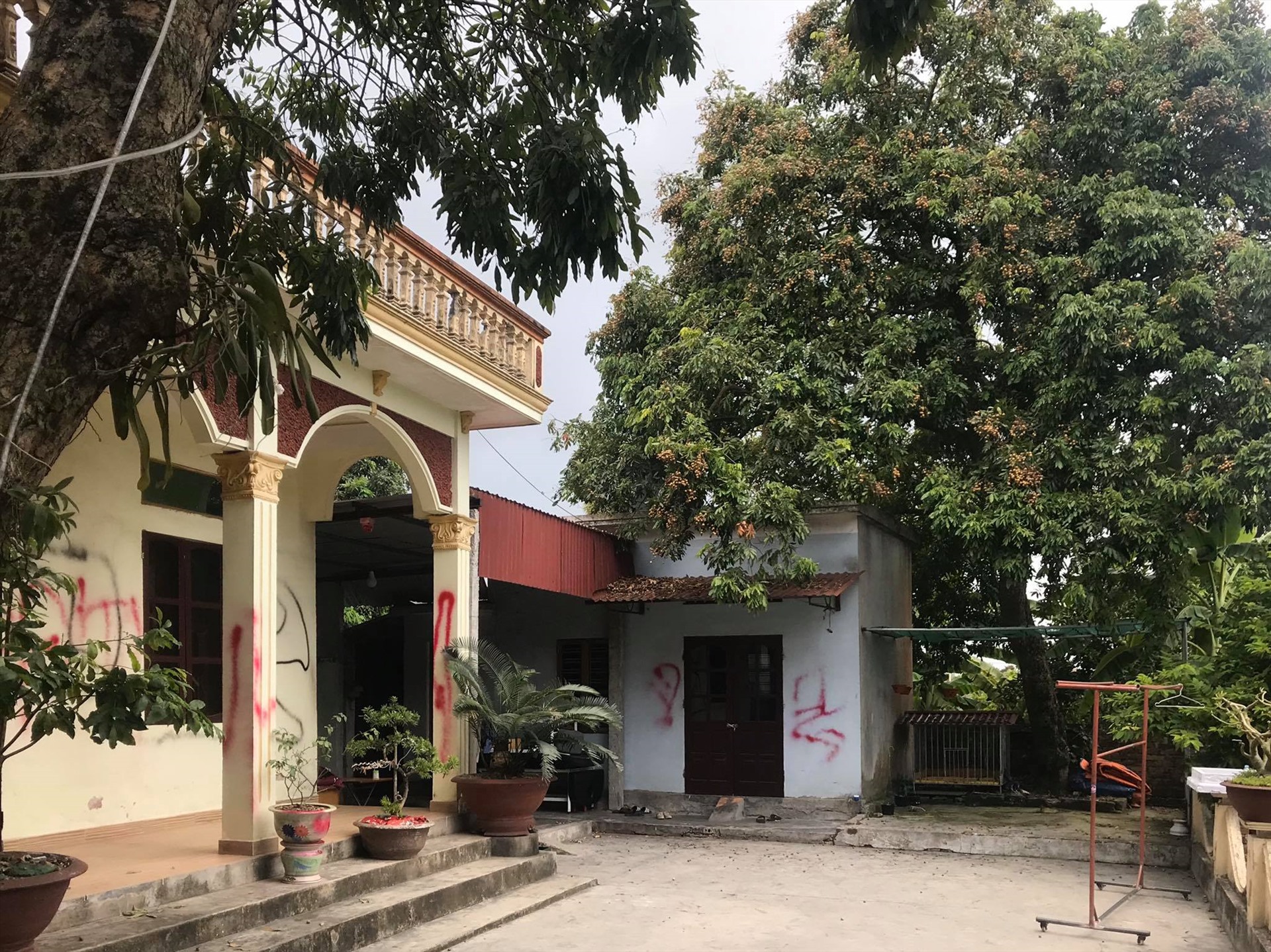 Nhà bà Hoàng Thị Phượng cửa đóng then cài, toàn bộ thành viên trong gia đình rời khỏi địa phương từ 10.7. Ảnh ĐL