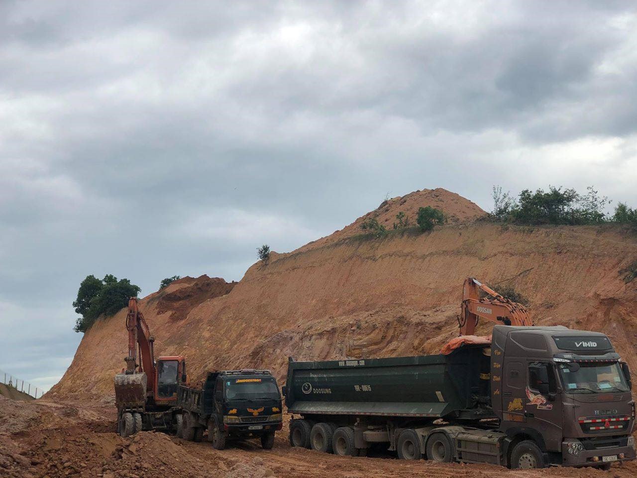 Khai thác, vận chuyển đất đồi trái phép diễn ra giữa ban ngày xã Xuân Hòa, Lập Thạch (Vĩnh Phúc).