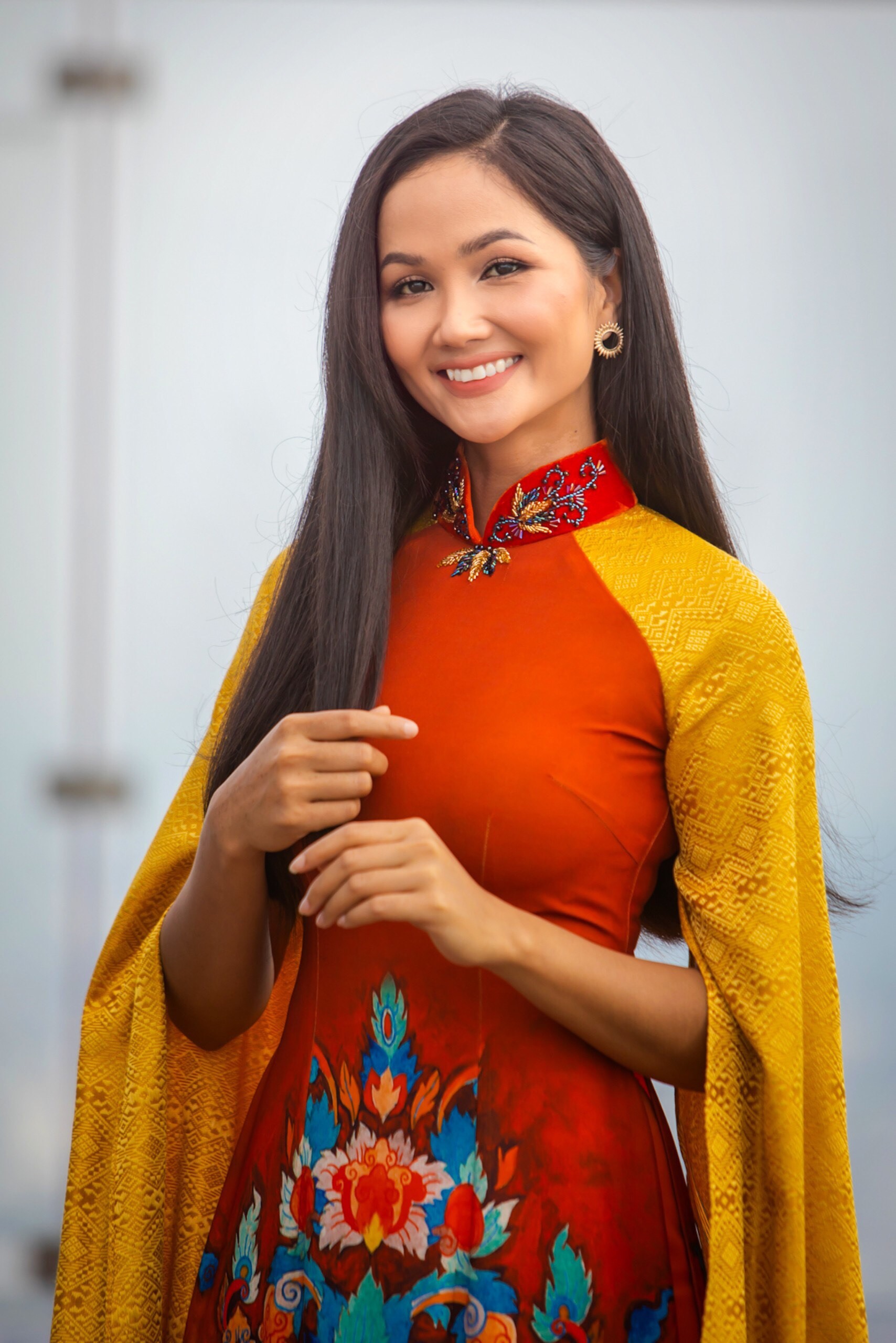 H'hen Niê dịu dàng trong tà áo dài. Ảnh: NSCC