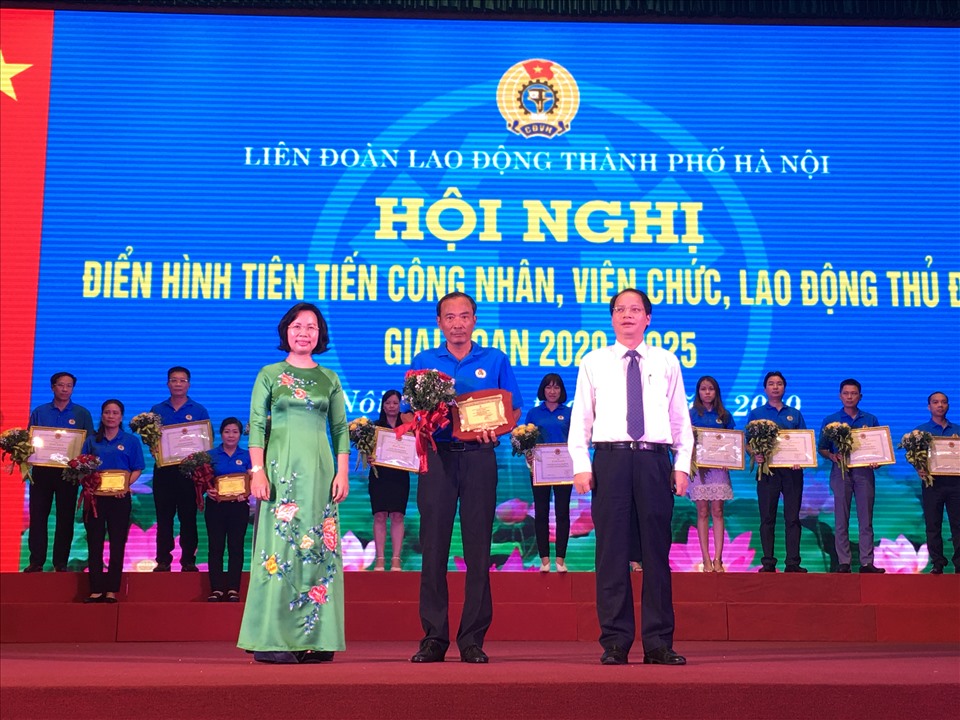 Chủ tịch Liên đoàn Lao động Hà Nội Bùi Huyền Mai trao thưởng cho điển hình tiên tiến. Ảnh: L.Nguyên