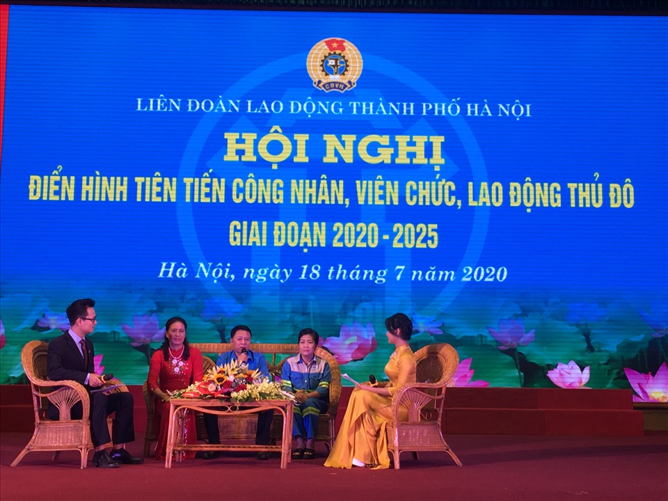 Các gương điển hình tiên tiến giao lưu tại Hội nghị. Ảnh: Linh Nguyên