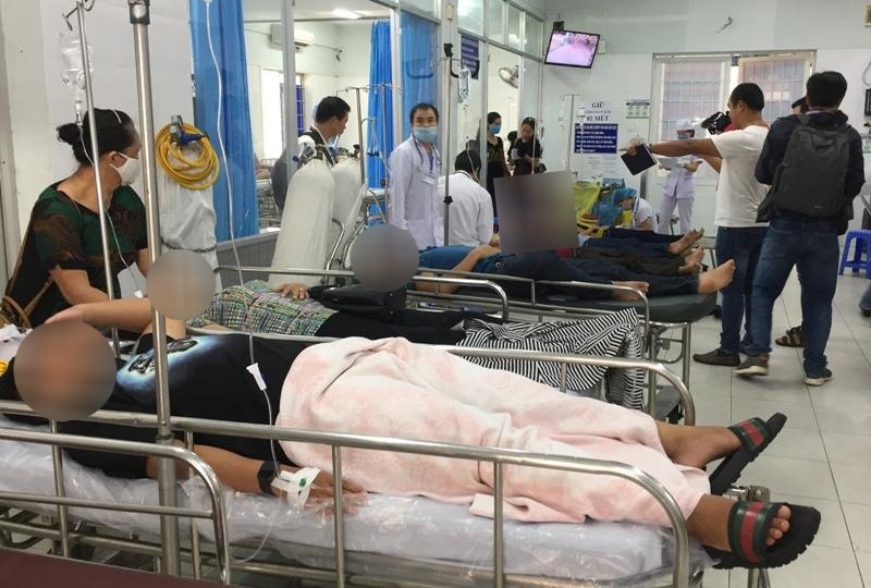 Nhiều lao động phải nhập viện cấp cứu, điều trị vì nghi bị ngộ độc thực phẩm. Ảnh: Nguyên Dũng