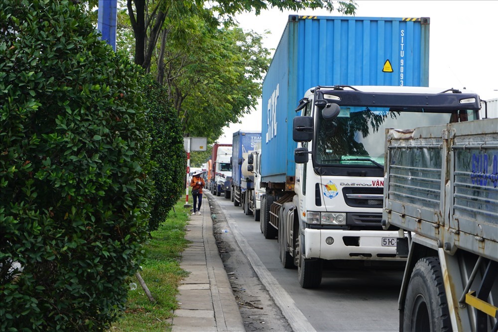 Đường Mai Chí Thọ - một trong những tuyến huyết mạch cửa ngõ phía Đông TPHCM thường xuyên kẹt xe nên việc đầu tư các tuyến Vành đai 2 và 3 là rất cấp bách. Ảnh: Minh Quân