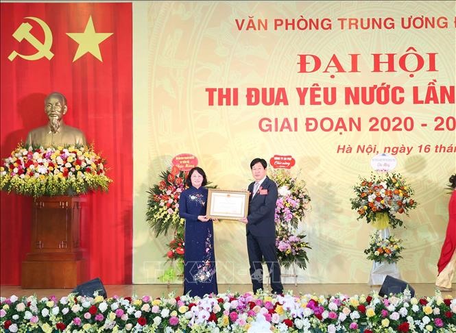 Phó Chủ tịch nước Đặng Thị Ngọc Thịnh trao Huân chương Lao động hạng Nhì cho ông Trần Đình Hường, Hàm vụ trưởng Vụ Tổng hợp, Văn phòng Trung ương Đảng. Ảnh: Phương Hoa/TTXVN