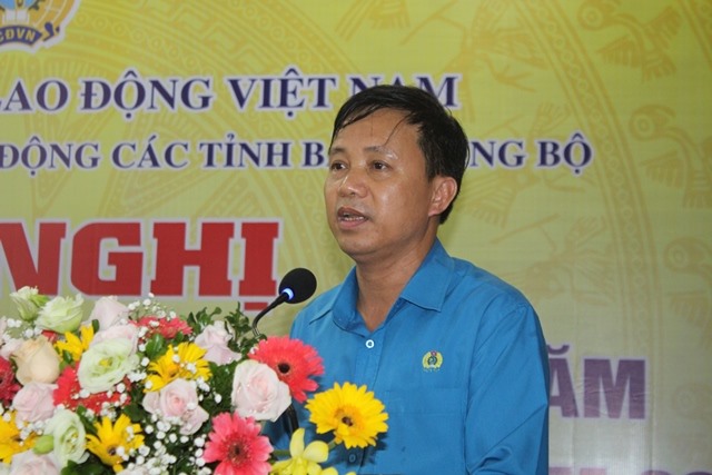Ông Nguyễn Văn Danh - Chủ tịch LĐLĐ Hà Tĩnh khai mạc hội nghị. Ảnh: Trần Tuấn.