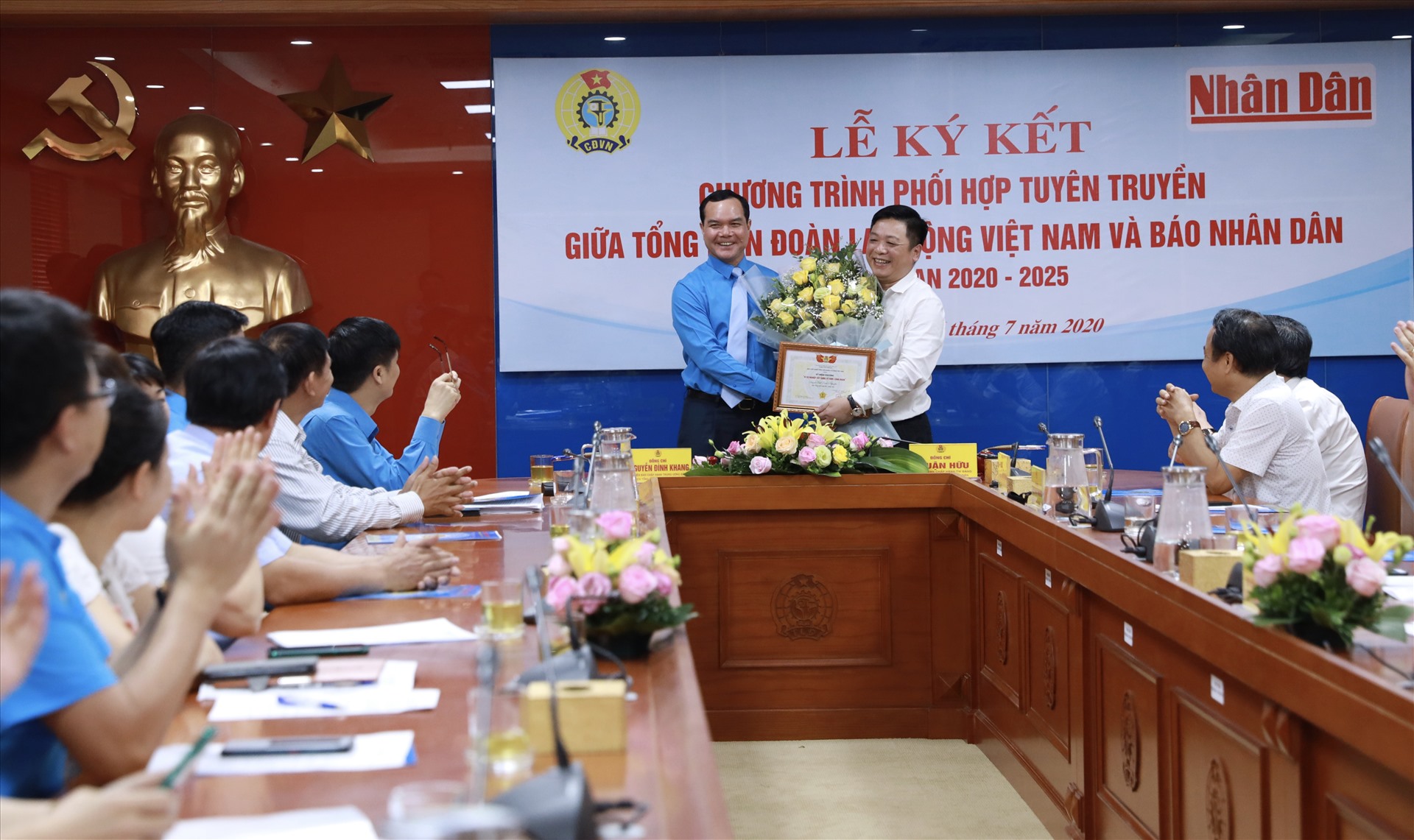 Đồng chí Nguyễn Đình Khang - Chủ tịch Tổng LĐLĐVN (bên phải) tặng Kỷ niệm chương “Vì sự nghiệp xây dựng tổ chức Công đoàn” cho đồng chí Quế Đình Nguyên - Phó Tổng Biên tập Báo Nhân Dân. Ảnh: Hải Nguyễn