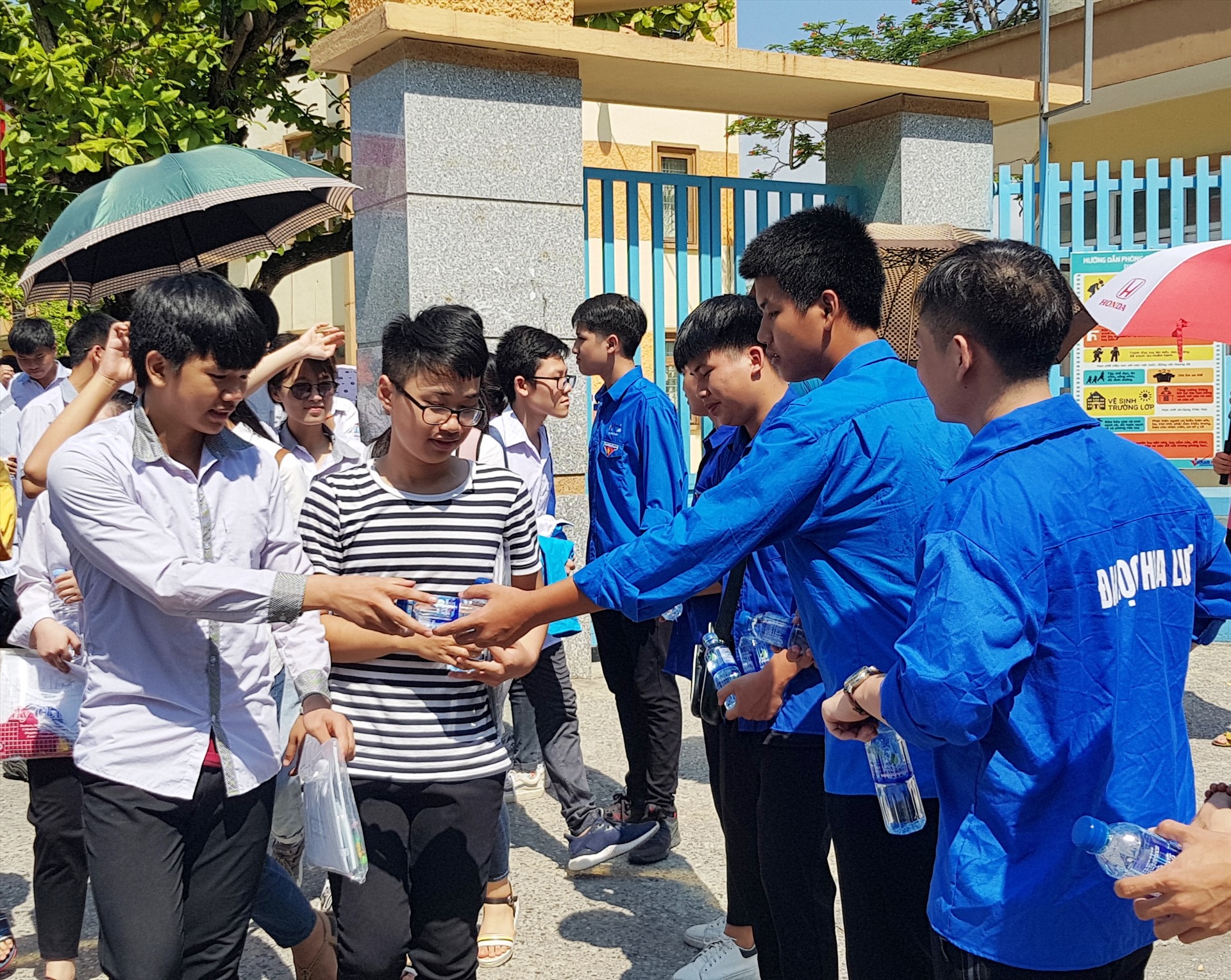 Các tình nguyện viên phát nước uống miễn phí cho thí sinh. Ảnh: NT