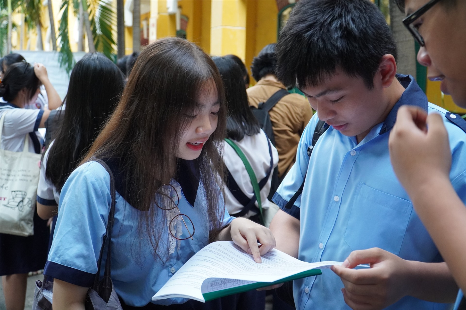 Thí sinh cùng ôn bài trước giờ thi. Ảnh: Chân Phúc