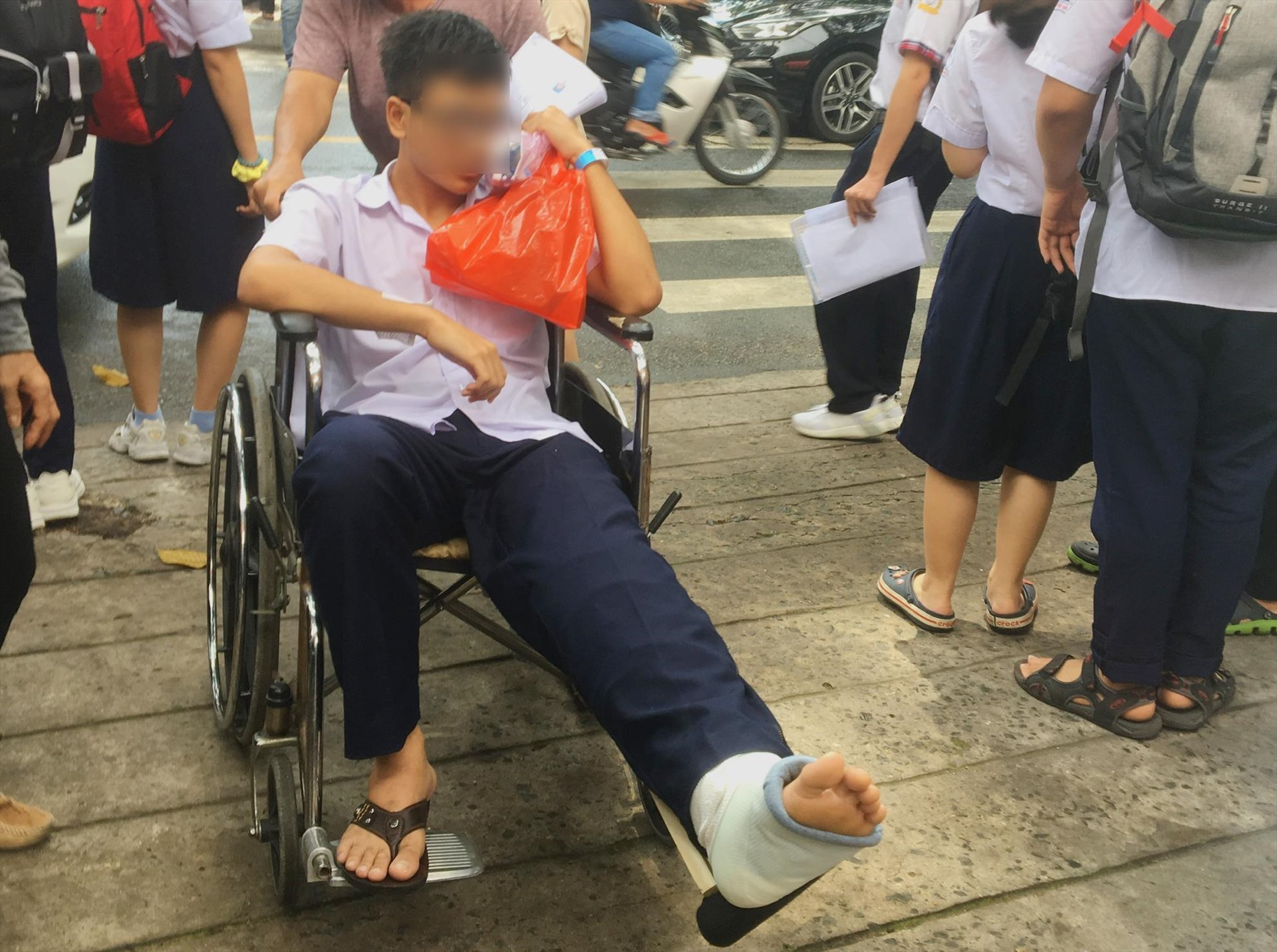 Có thí sinh gãy chân vẫn đến điểm thi đúng giờ và hoàn thành tốt bài thi. Ảnh: Anh Nhàn