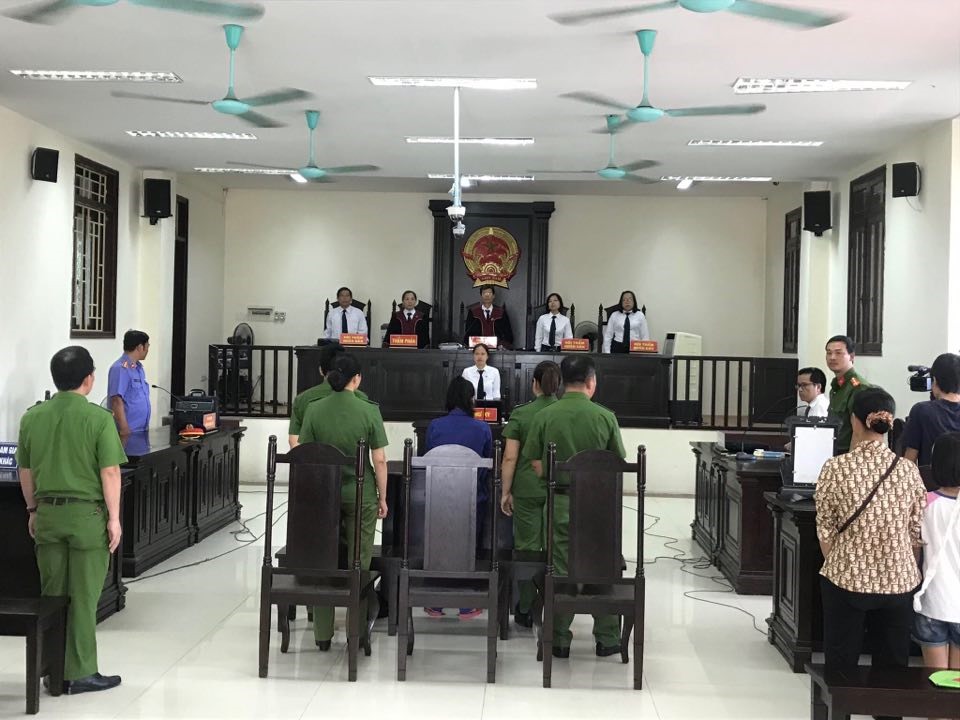 8h10 ngày 17.7, Hội đồng xét xử tuyên bố bắt đầu phiên tòa. Ảnh ĐL