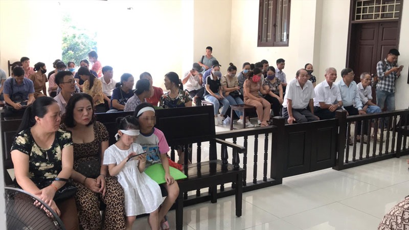 Gia đình nạn nhân cùng đông đảo người dân có mặt tại phiên tòa từ rất sớm. Ảnh ĐL