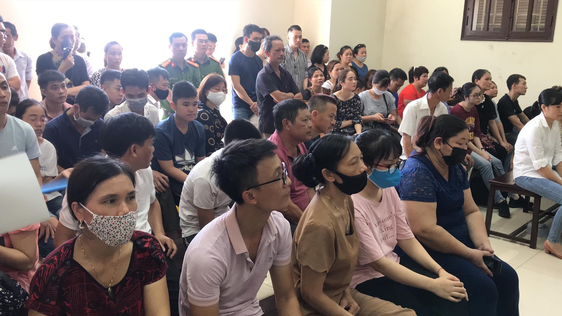 Đông đảo người dân theo dõi diễn biến phiên tòa xét xử vụ đầu độc chị họ bằng trà sữa. Ảnh Đặng Luân