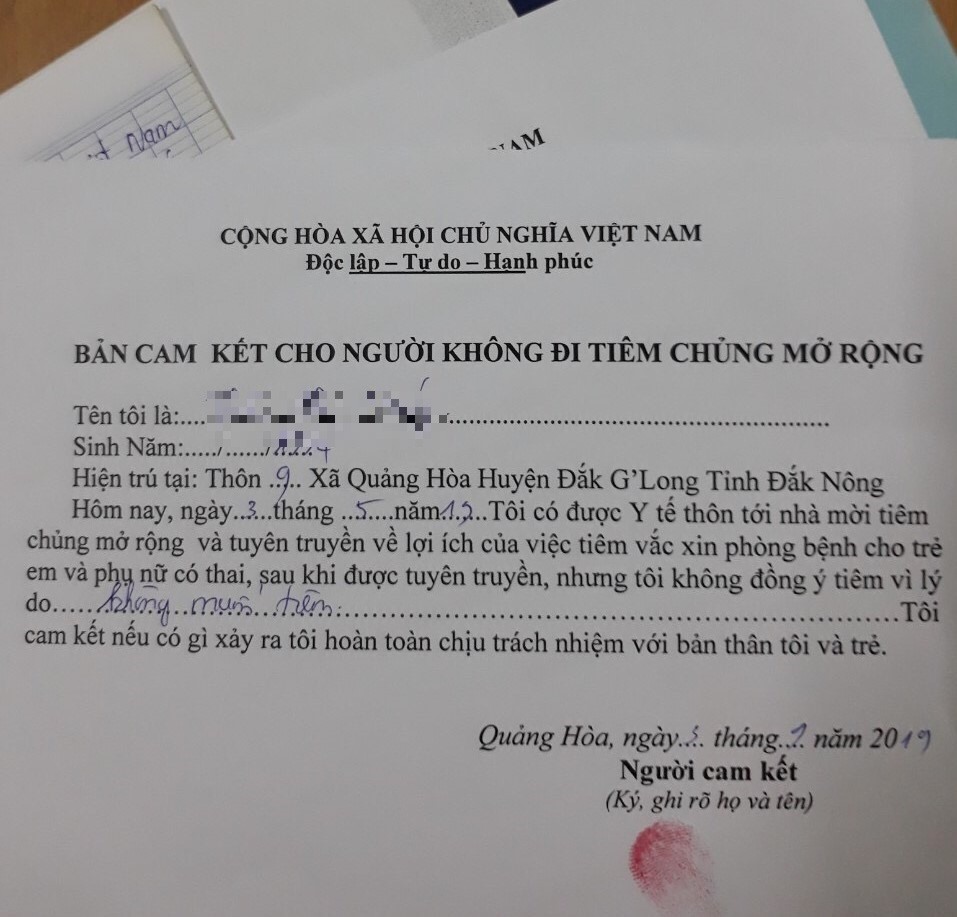 Giấy ''cam kết không đi tiêm chủng mở rộng'' do lãnh đạo Trạm y tế xã Quảng Hòa soạn ra. Ảnh Bảo Trung