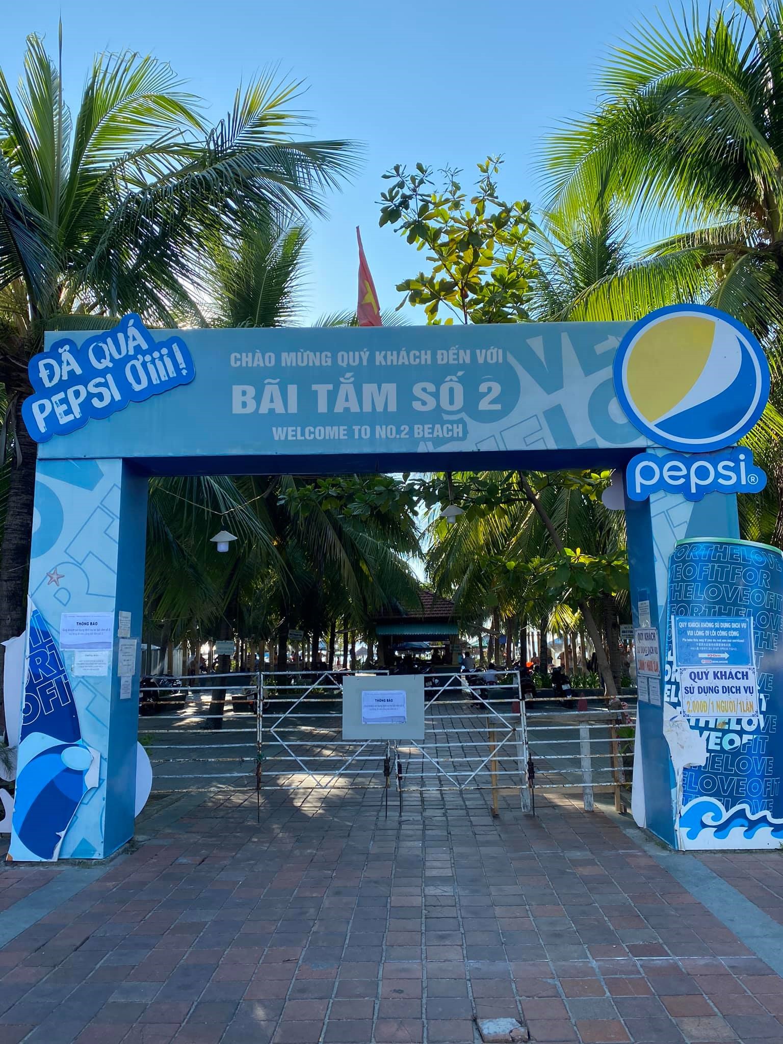 Bãi tắm bị rào lại, khiến người dân băn khoăn về cung cách, phương pháp quản lý của chơ quan chức năng Đà Nẵng (P.T)