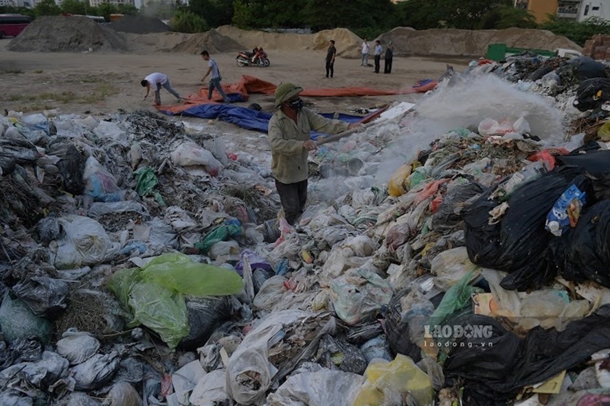 Việc người dân chặn xe vào bãi Nam Sơn khiến nội đô ùn ứ rác. Ảnh: Hà Phương