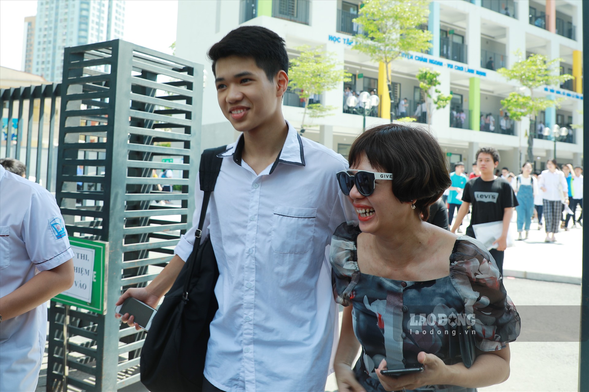 Nhiều phụ huynh đã đứng sẵn ở cổng trường để chờ con. Những cái ôm, những nụ cười xuất hiện khi con đã hoàn thành bài thi thật tốt.