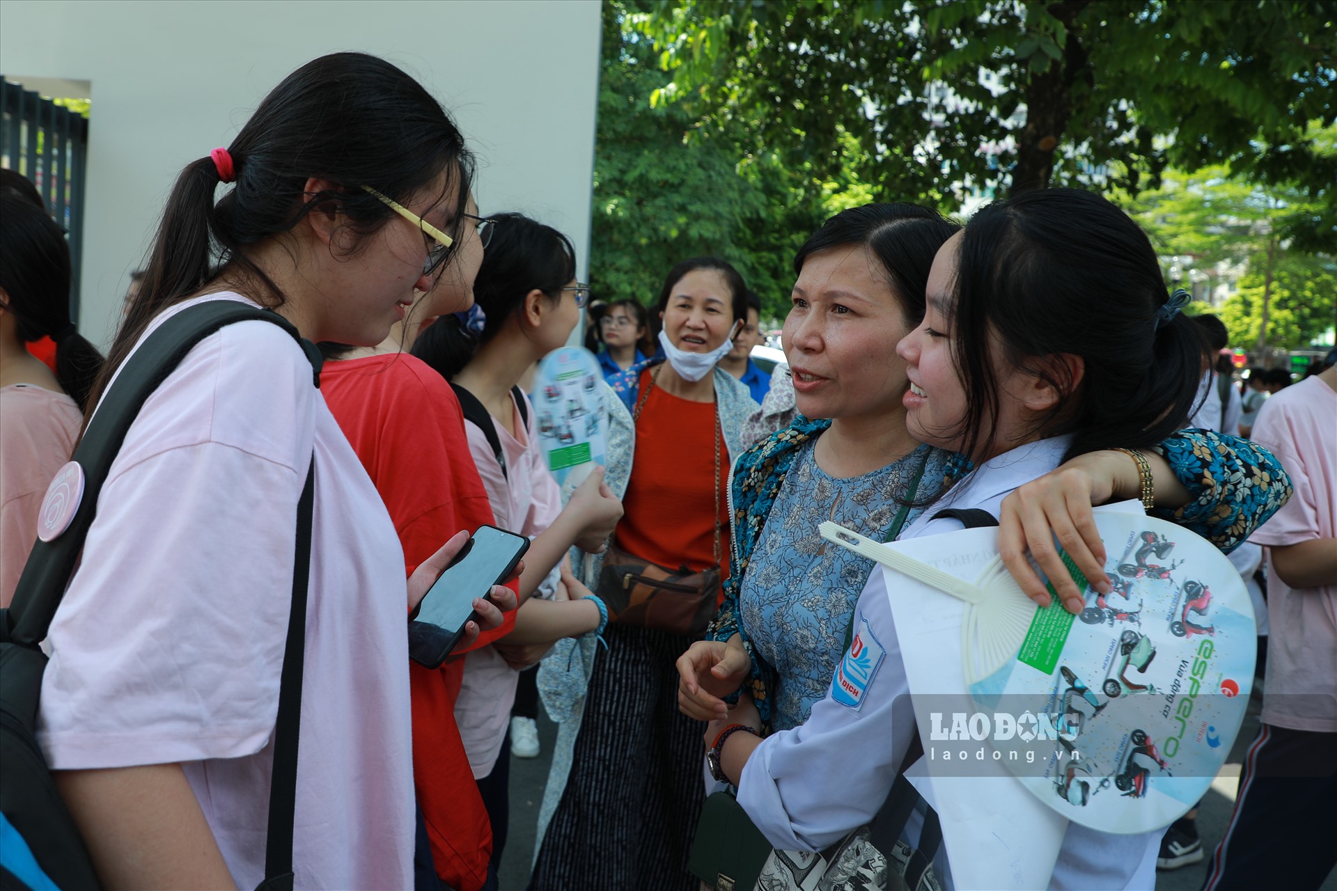 Nhiều phụ huynh đã đứng sẵn ở cổng trường để chờ con. Những cái ôm, những nụ cười xuất hiện khi con đã hoàn thành bài thi thật tốt.
