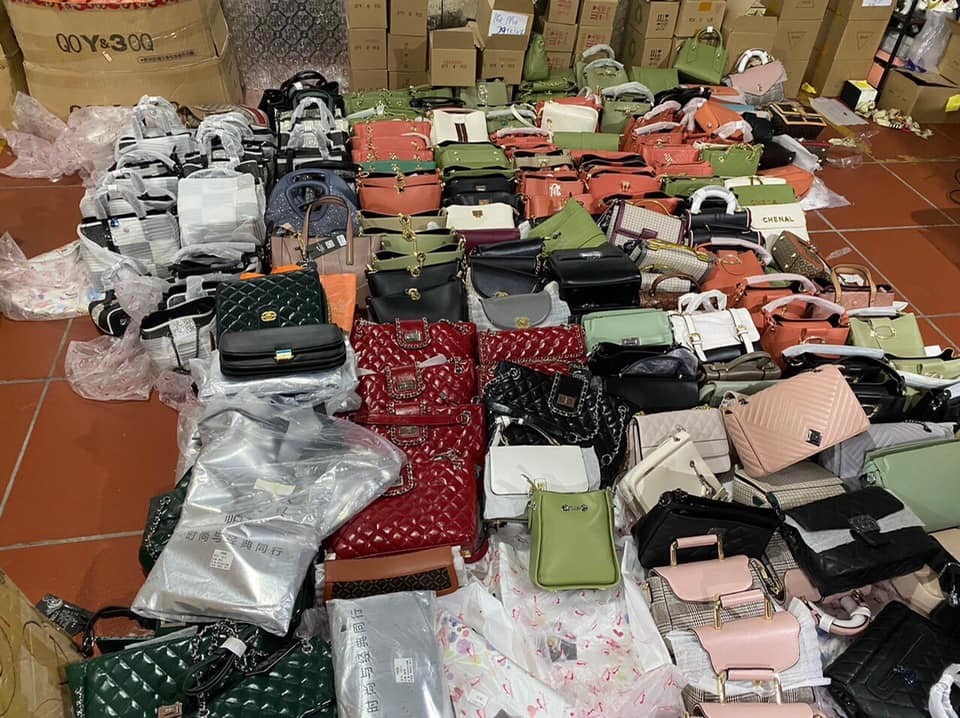 Nhiều hàng hoá không rõ nguồn gốc, xuất xứ bị phát hiện tại kho 10.000 mét vuông tại TP. Lào Cai. Ảnh: Long Nguyễn