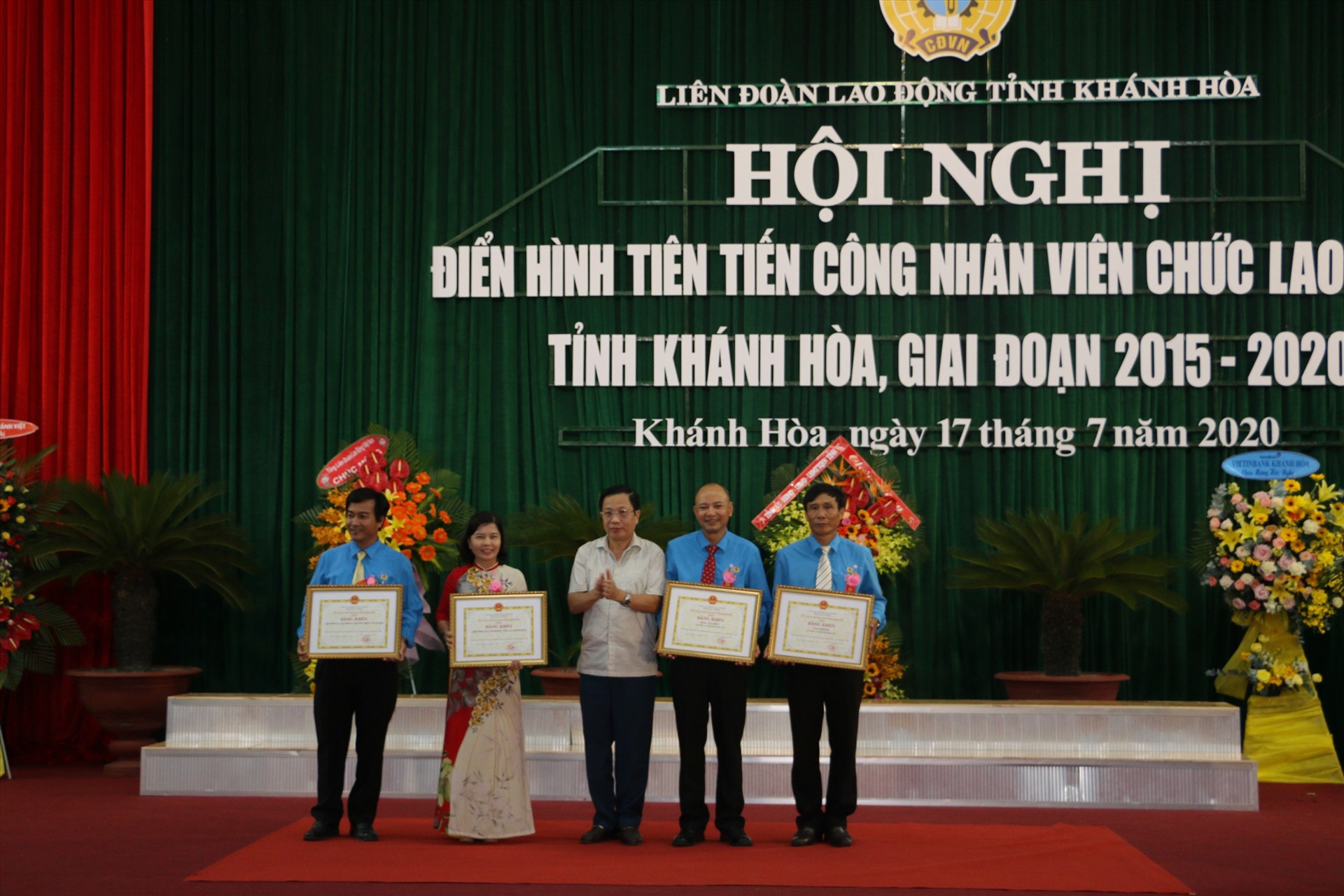Ông Hà Quốc Trị, Phó Bí thư Tỉnh ủy Khánh Hoà tặng bằng khen UBND tỉnh cho các tập thể có nhiều thành tích trong phong trào thi đua công nhân viên chức lao động giai đoạn 2015-2020. Ảnh: Phương Linh