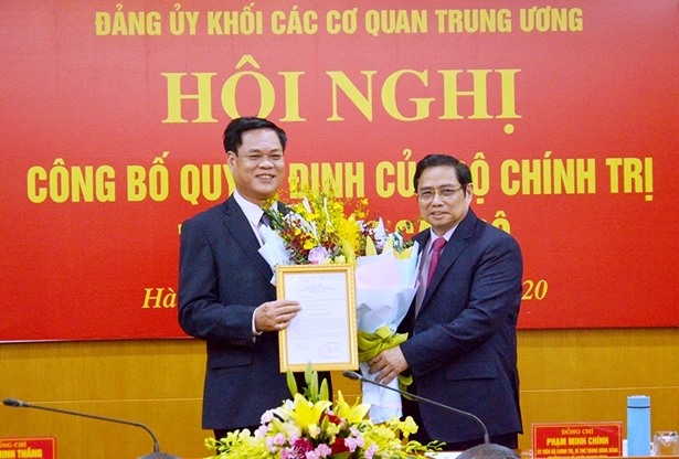 Uỷ viên Bộ Chính trị, Bí thư Trung ương Đảng, Trưởng Ban Tổ chức Trung ương Phạm Minh Chính trao quyết định và chúc mừng ông Huỳnh Tấn Việt. Ảnh VGP