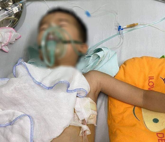 Bé trai đang được điều trị tích cực tại Bệnh viện Nhi Thanh Hóa. Ảnh: T.T