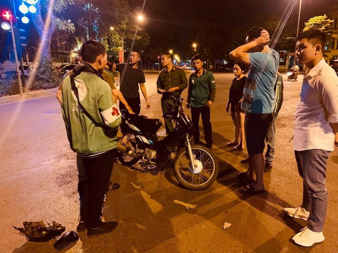 Đội Fas Angle sơ cấp cứu cho người bị tai nạn giao thông trên trục đường Láng (TP.Hà Nội). Ảnh: Lan Nhi