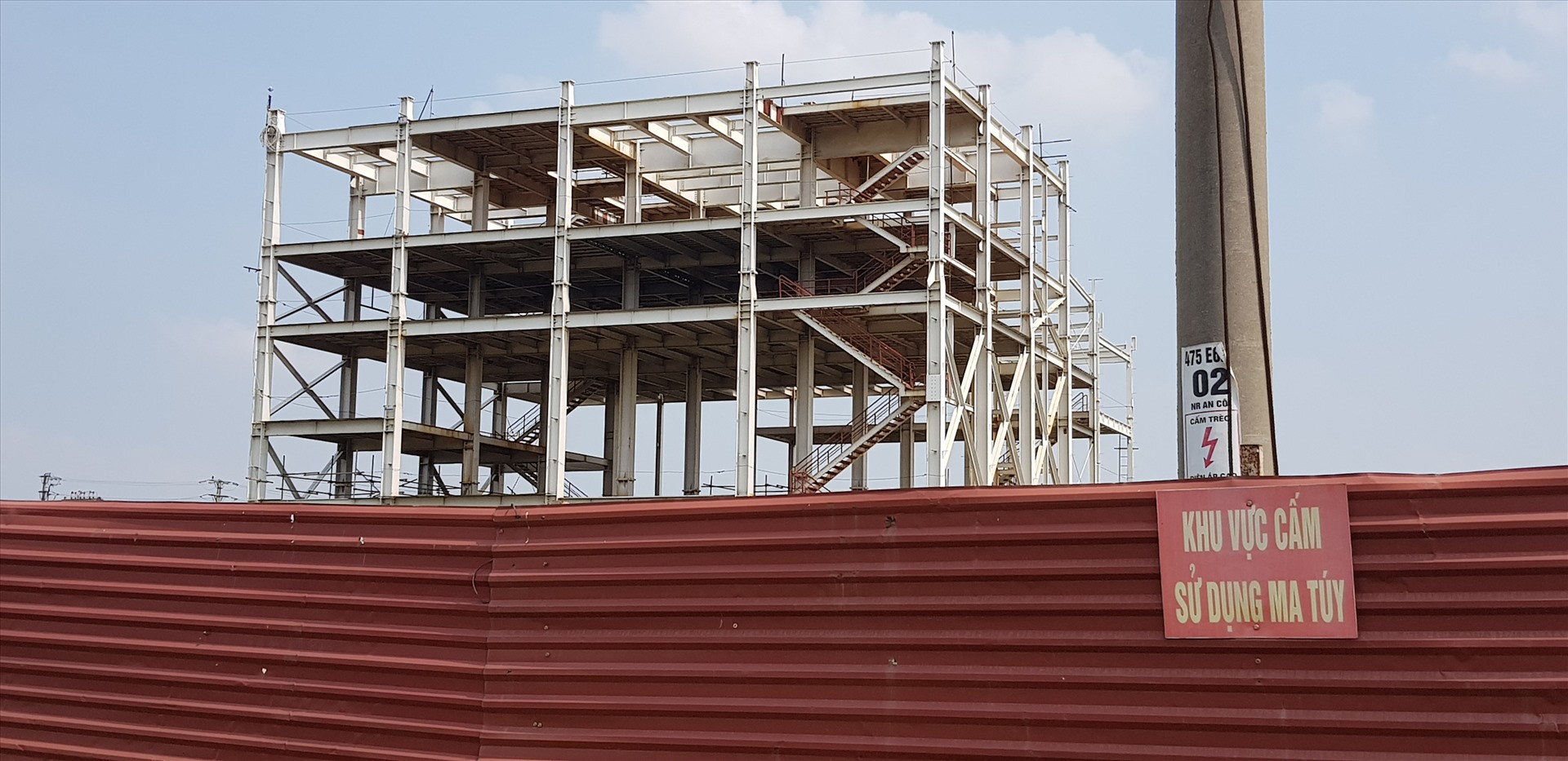Một dự án đang xây dựng thì bỏ giữa chừng, phía ngoài có rào tôn che chắn cẩn thận. Điều đáng nói, có biển cảnh báo cấm sử dụng ma túy.