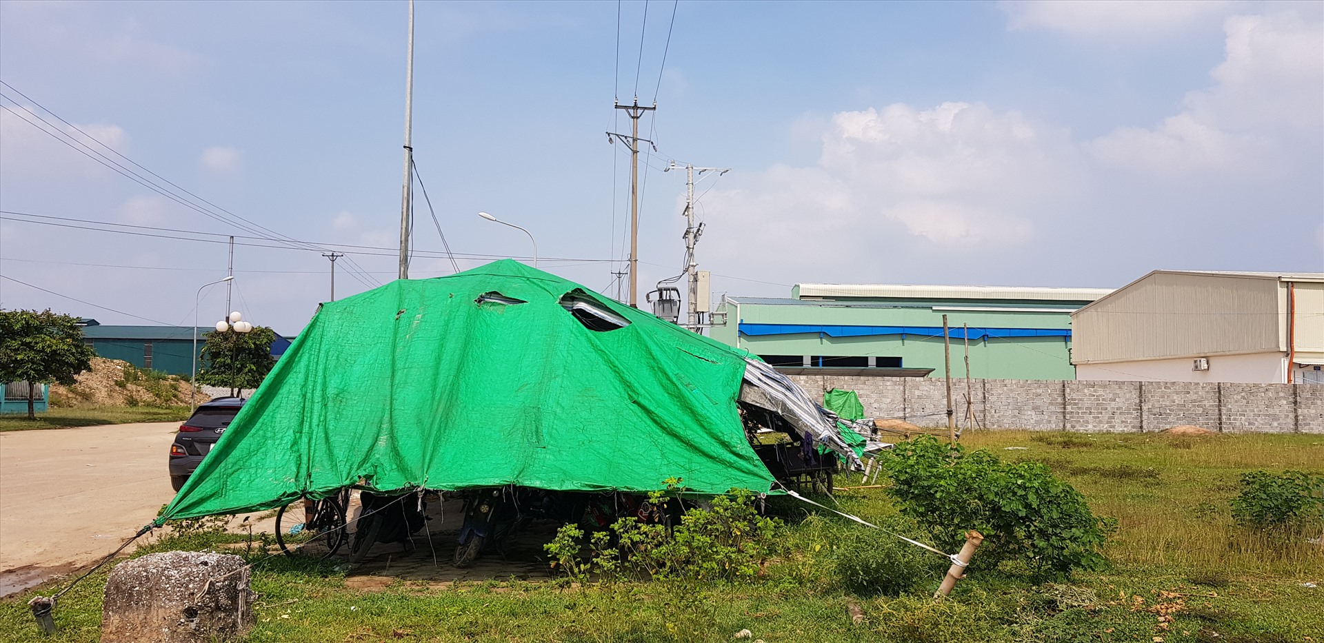 Nhiều người dân xóm Hợp Thịnh, xã Trung Thành, Phổ Yên không có thu nhập phải đi làm thuê, làm mướn (ai thuê gì làm đấy) để nuôi con. Có trường hợp vào tận KCN để dựng lán tạm bán trà đá...