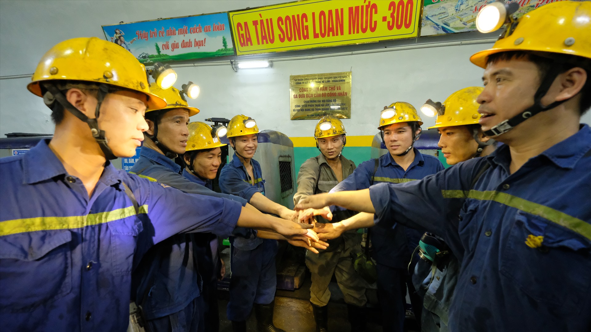 Trước giờ vào ca, người thợ Hà Lầm thể hiện sự đoàn kết - kỷ luật - đồng tâm.