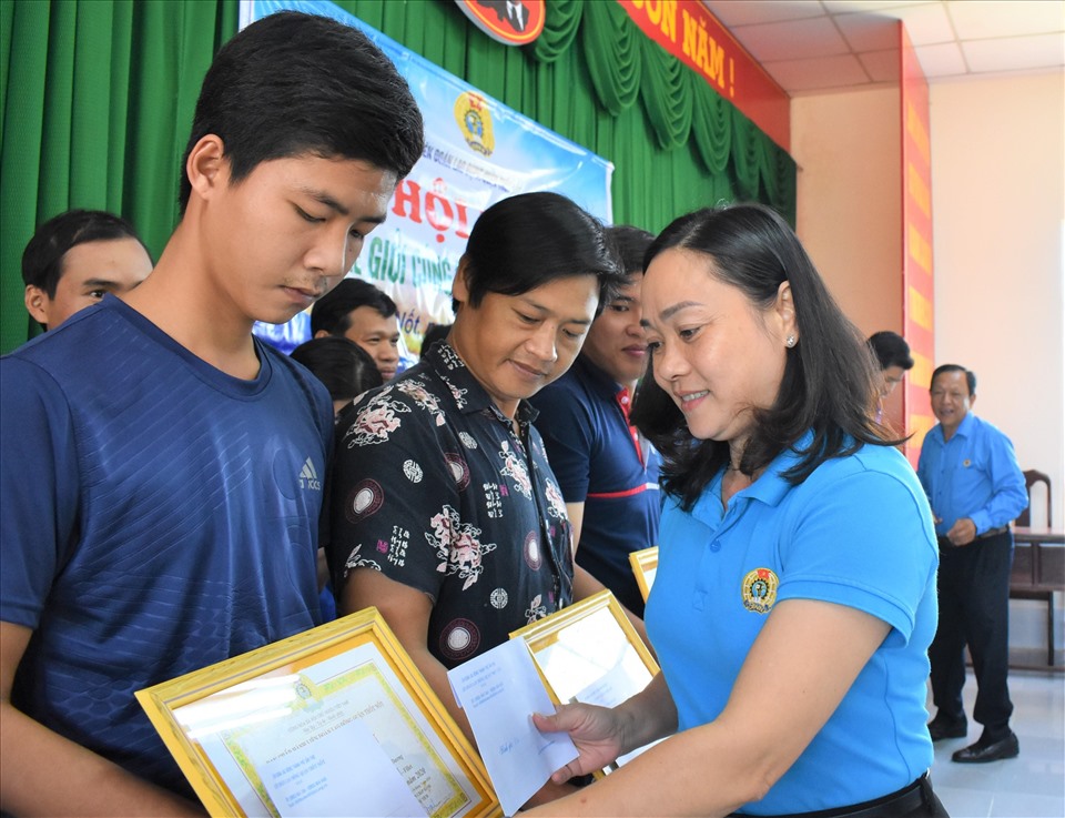Đ/c Phạm Thị Thanh Hiền - Trưởng Ban Chính sách - Pháp luật, LĐLĐ TP.Cần Thơ trao giấy khen cho người lao động. Ảnh: Thành Nhân