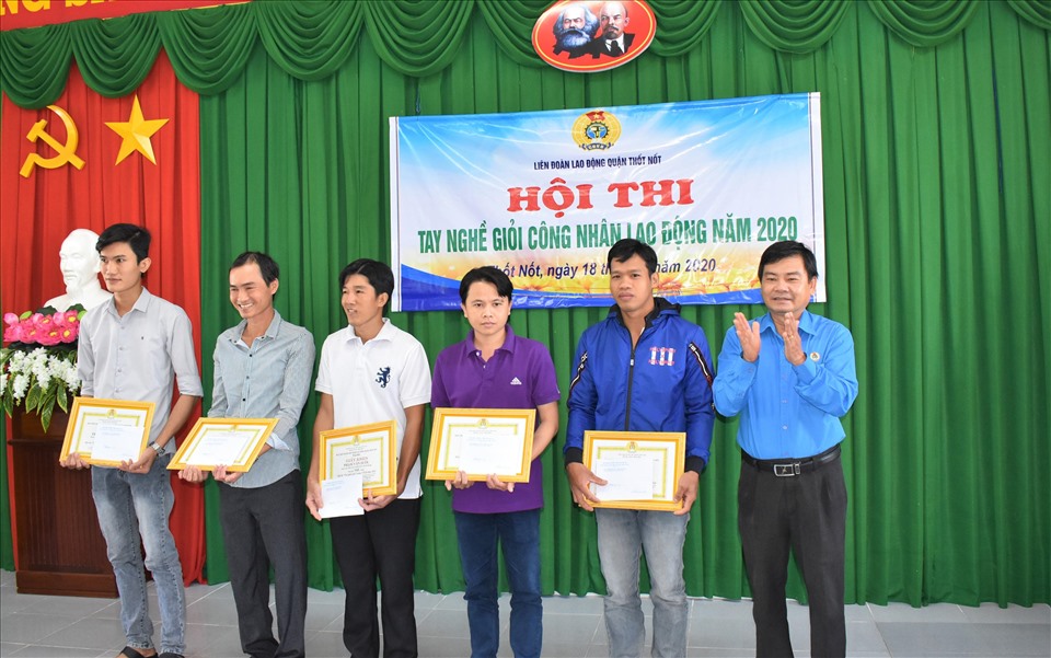 Ông Đoàn Văn Dũng - Phó Chủ tịch LĐLĐ TP.Cần Thơ trao giấy khen và chúc mừng các cá nhân có thành tích xuất sắc trong. Ảnh: Thành Nhân