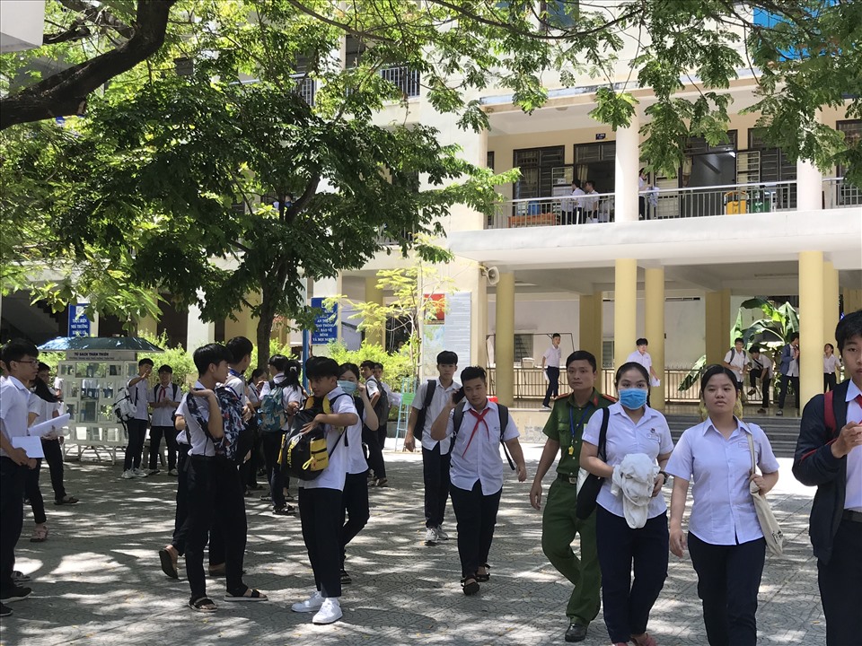 Các thí sinh rạng rỡ bước ra khỏi phòng thi. Ảnh: M.H