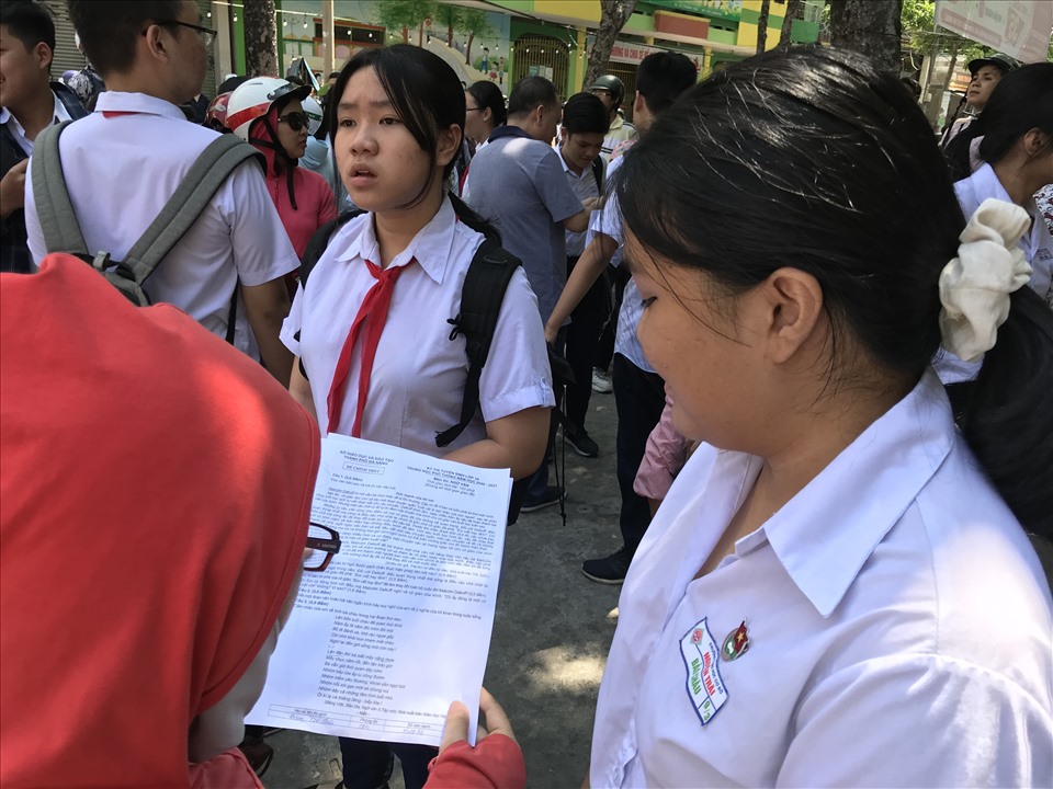 Thí sinh trao đổi đề thi sau khi kết thúc buổi thi. Ảnh: M.H