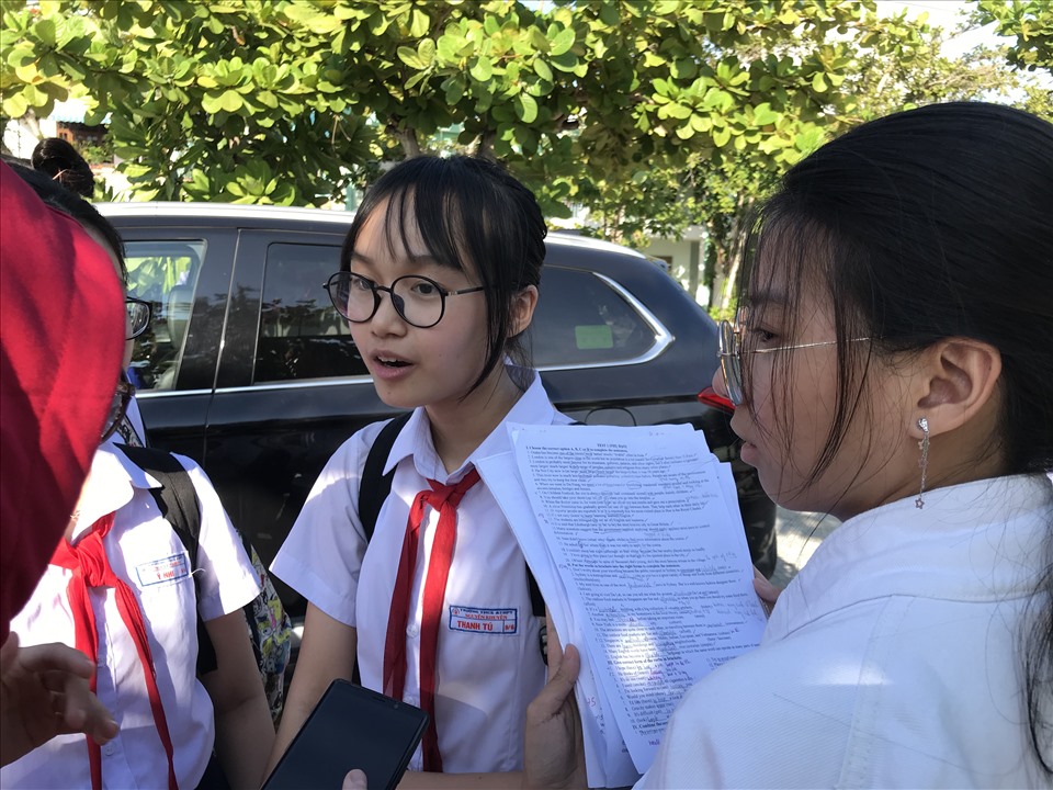 Thí sinh trao đổi đề thi sau khi hoàn thành bài thi. Ảnh: M.H
