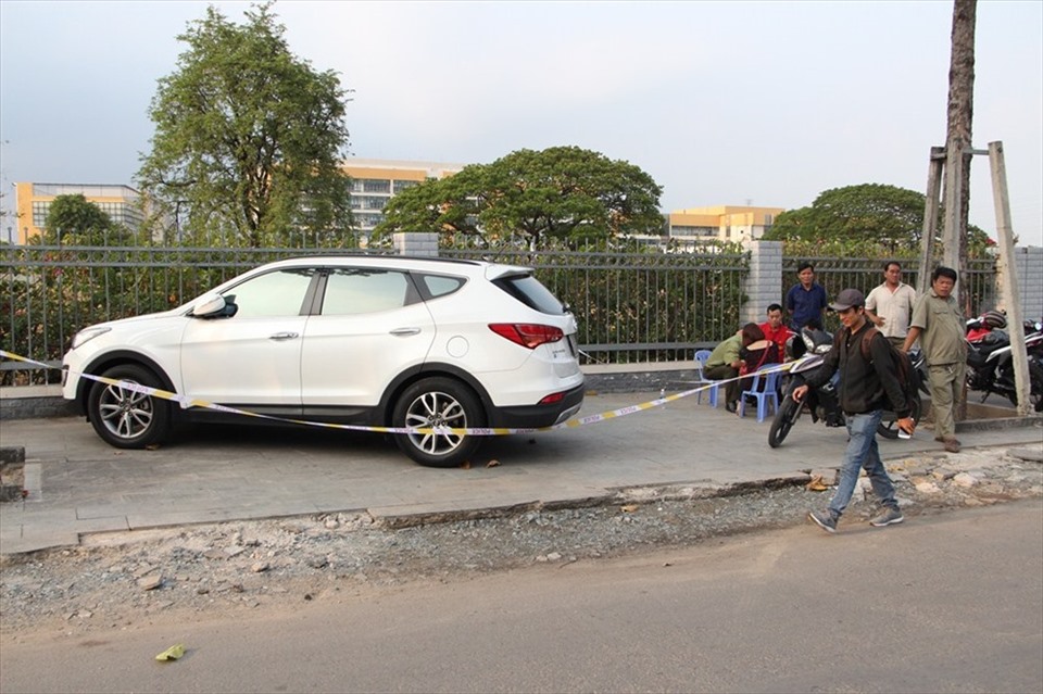 Một xe ô tô bị đập kính lấy trộm tài sản. Ảnh: Đình Trọng
