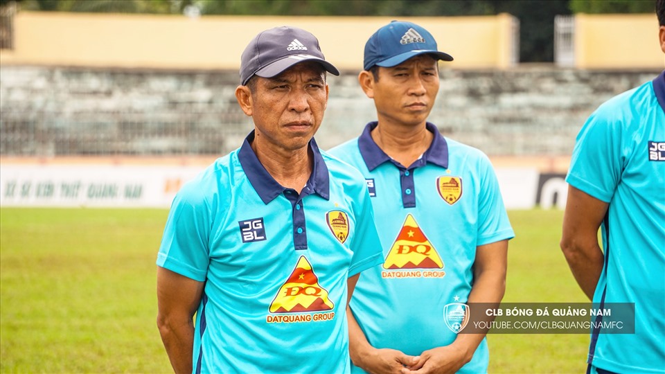 HLV Đào Quang Hùng (trước) dẫn dắt Quảng Nam trong bối cảnh gặp vô vàn khó khăn. Ảnh: Fanpage đội bóng.