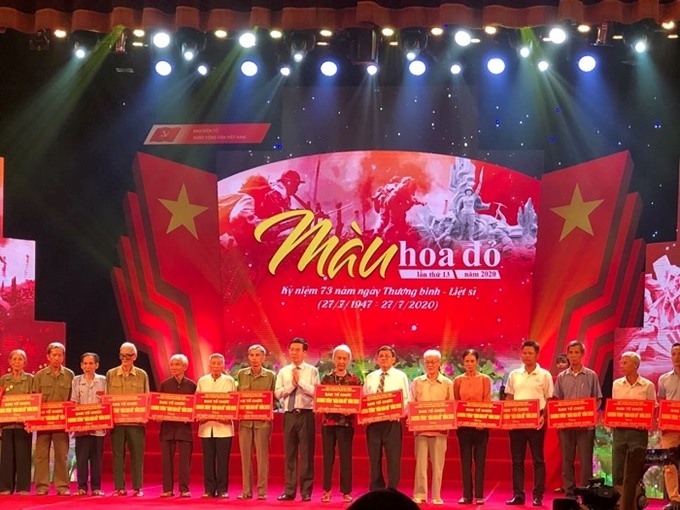 Ông Võ Văn Thưởng, Ủy viên Bộ Chính trị, Bí thư Trung ương Đảng, Trưởng Ban Tuyên giáo Trung ương trao tặng quà tới các gia đình thương binh, liệt sĩ tại chương trình. Ảnh KC