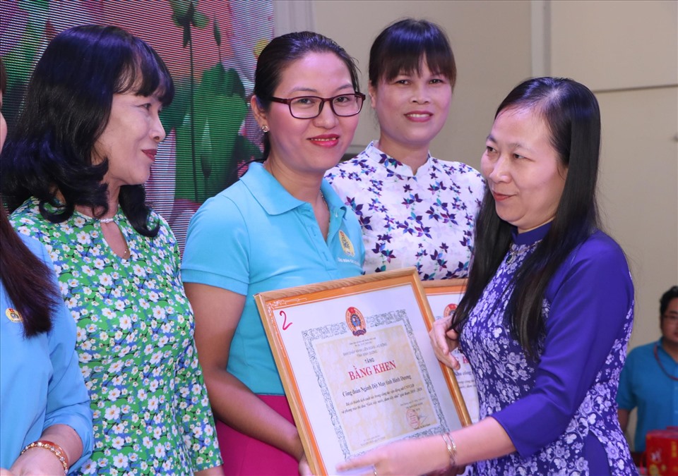 LĐLĐ tỉnh Bình Dương tặng bằng khen cho các cá nhân. Ảnh: Đ.Trọng