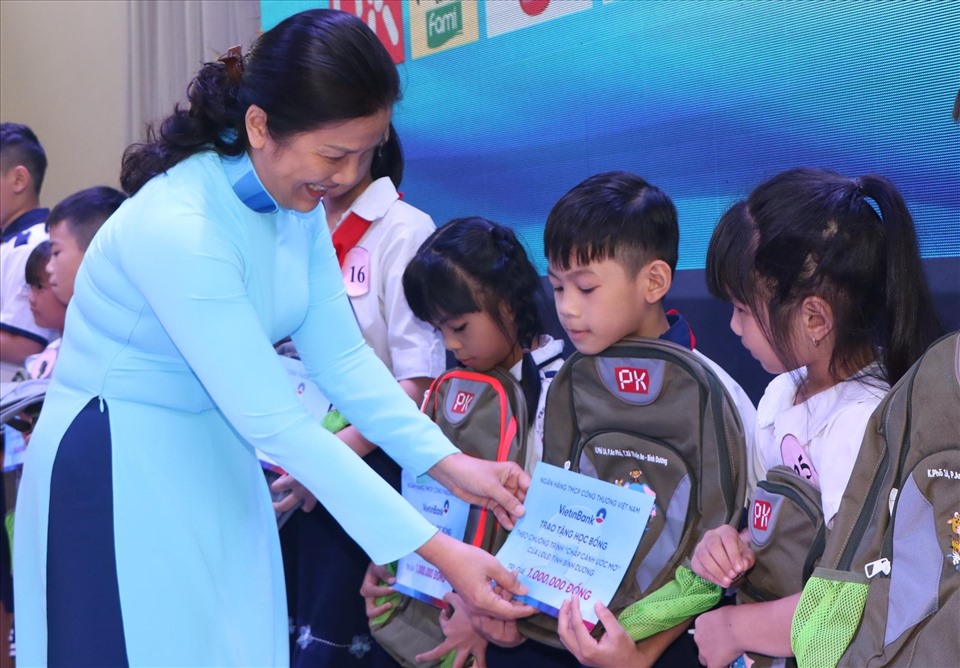 Nhà tài trợ trao tặng học bổng cho các em học sinh. Ảnh: Đ. Trọng