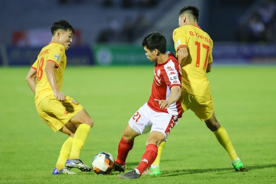 Công Phượng “tắt điện” trước Hồng Lĩnh Hà Tĩnh: Vì Công hay hơn Phượng cong phuong tat dien truoc hong linh ha tinh vi cong hay hon phuong