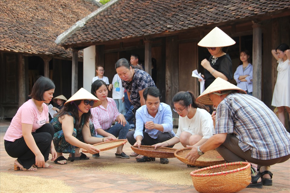 Trẻ em có dịp được học xàng thóc từ các nghệ nhân khi đến Bảo tàng DTHVN. Ảnh: Phương.