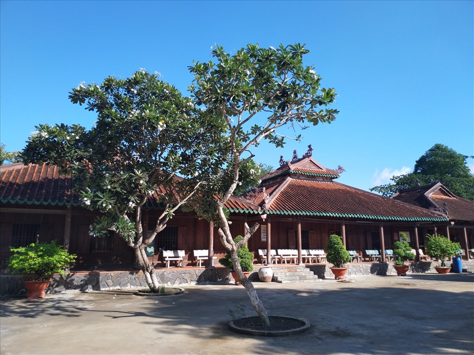 Trải qua hơn 200 năm, ngôi chùa vẫn giữ dáng vẽ xưa. Ảnh: K.Q