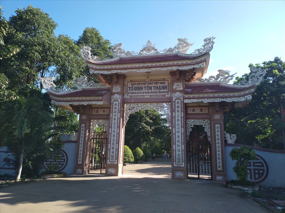 Chùa Tôn Thạnh tọa lạc tại ấp Thanh Ba, xã Mỹ Lộc, huyện Cần Giuộc, tỉnh Long An, cách trung tâm huyện Cần Giuộc khoảng 3km. Ngôi chùa đã được xếp hạng Di tích lịch sử cấp quốc gia.