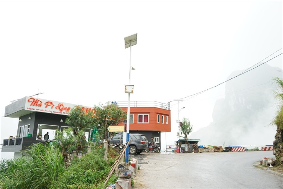 Ngày 18.7, lãnh đạo Văn phòng UBND tỉnh Hà Giang cho biết, địa phương này đang triển khai phá dỡ, cải tạo tổ hợp nhà hàng Mã Pì Lèng Panorama. Sau khi phá dỡ, nhà hàng Mã Pì Lèng Panorama sẽ được cải tạo theo hướng kiến trúc truyền thống văn hóa của đồng bào dân tộc trên cao nguyên đá Đồng Văn, không có lưu trú. Ảnh: Đăng Huỳnh.