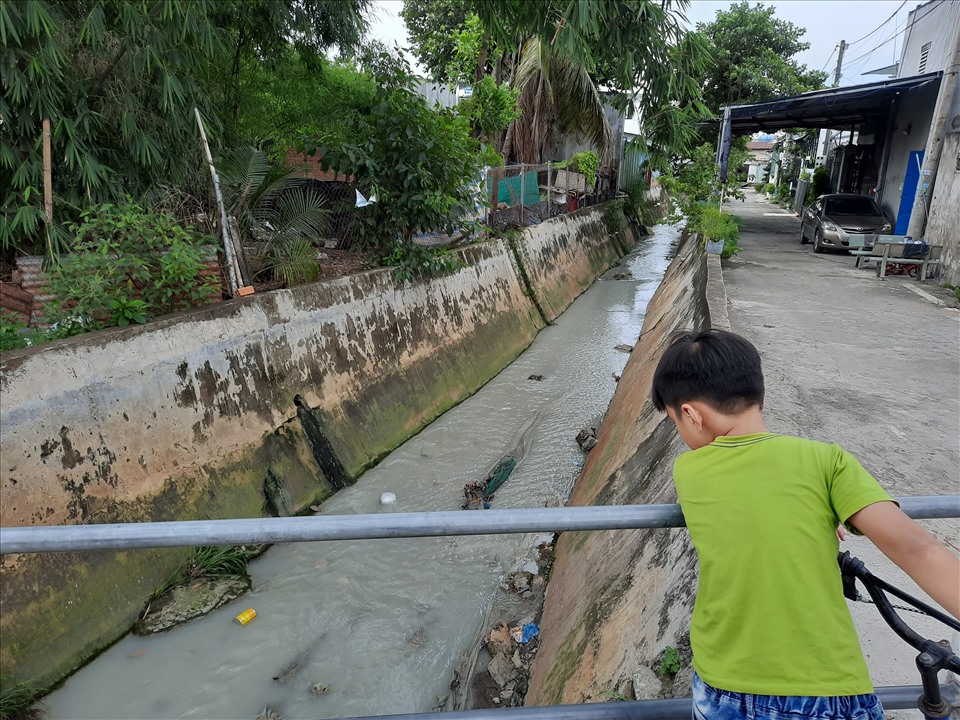 Trẻ nhỏ, nhà dân ngay cạnh con suối. Ảnh: Đình Trọng