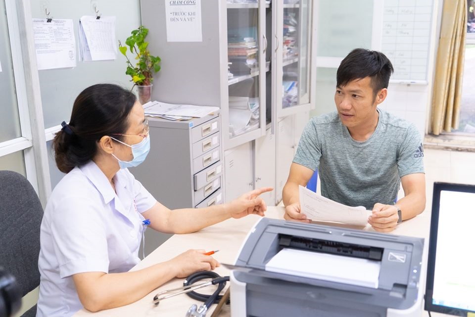 Lê Tấn Tài kiểm tra y tế tại Hà Nội. Ảnh: HNFC