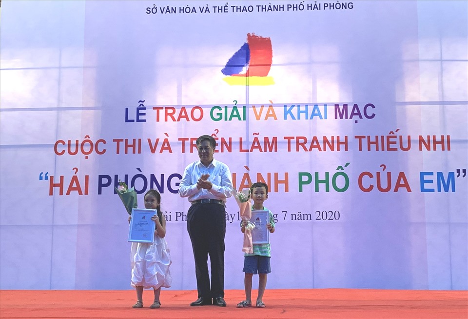 Ban tổ chức trao giải Nhất tặng 2 thí sinh. Ảnh Xuân Hạ