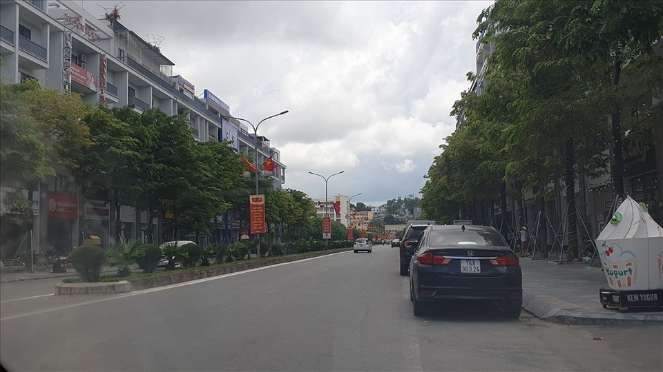 Việc cắm biển báo trên phố Hải Long rất lạ: Một bên thì dừng, đỗ thoải mái, bên thì cấm hoàn toàn. Thậm chí cùng một bên, nhưng có đoạn thì cấm dừng, đỗ; đoạn tiếp giáp với con phố khách đông đúc thì lẽ không cắm biển cấm đỗ. Ảnh: Nguyễn Hùng